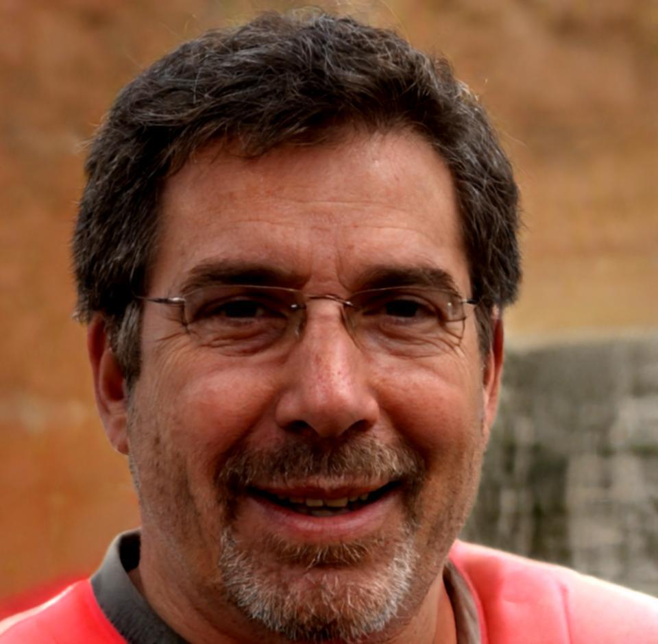 Retrato profesional de Raúl Fernández, instructor de gestión de deuda