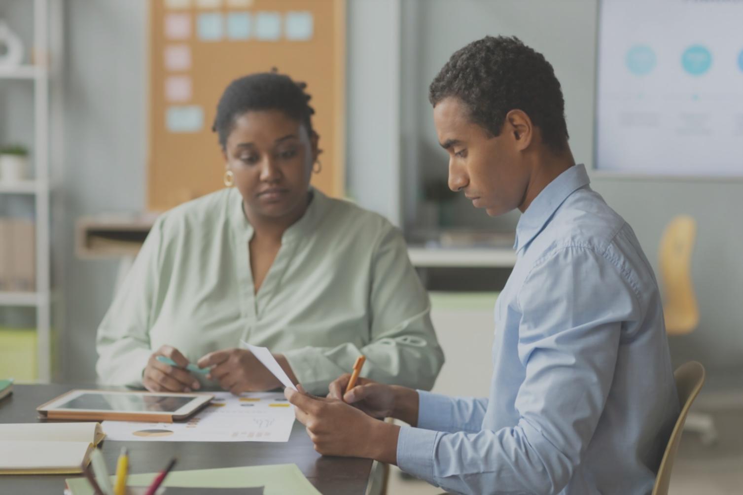 Sesión de formación financiera con materiales de estudio