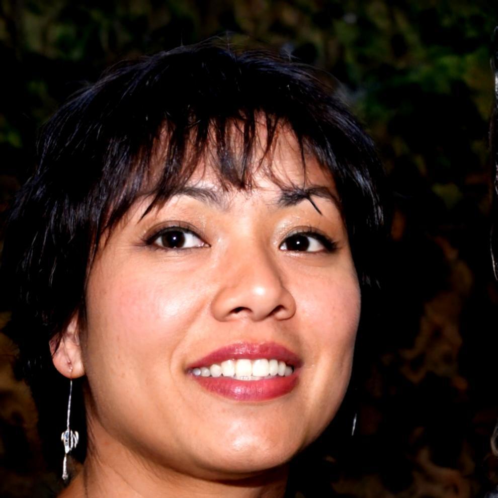 Retrato profesional de Maribel Santos, instructora de protección financiera
