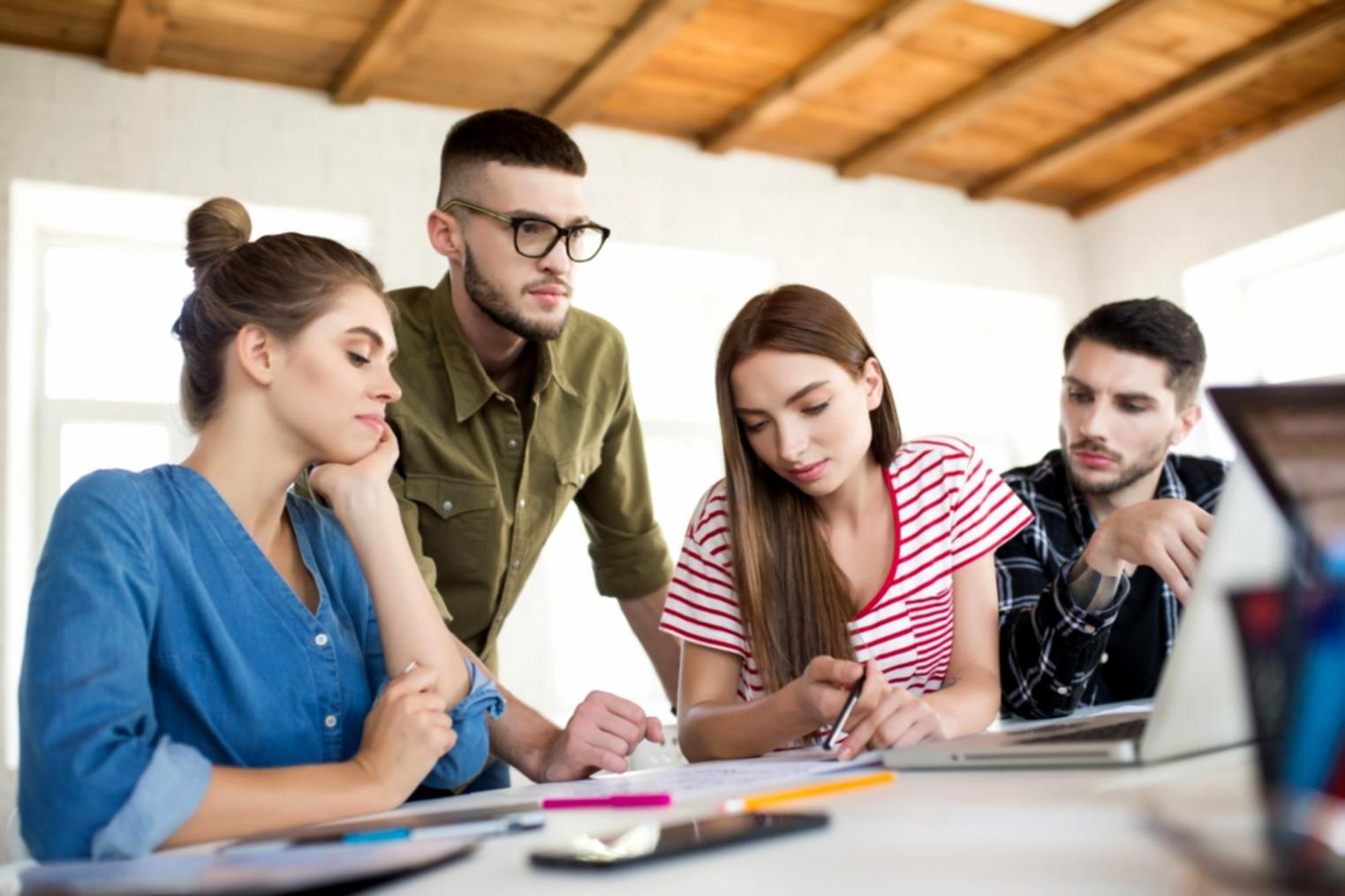 Equipo de jomalexis trabajando en análisis financiero