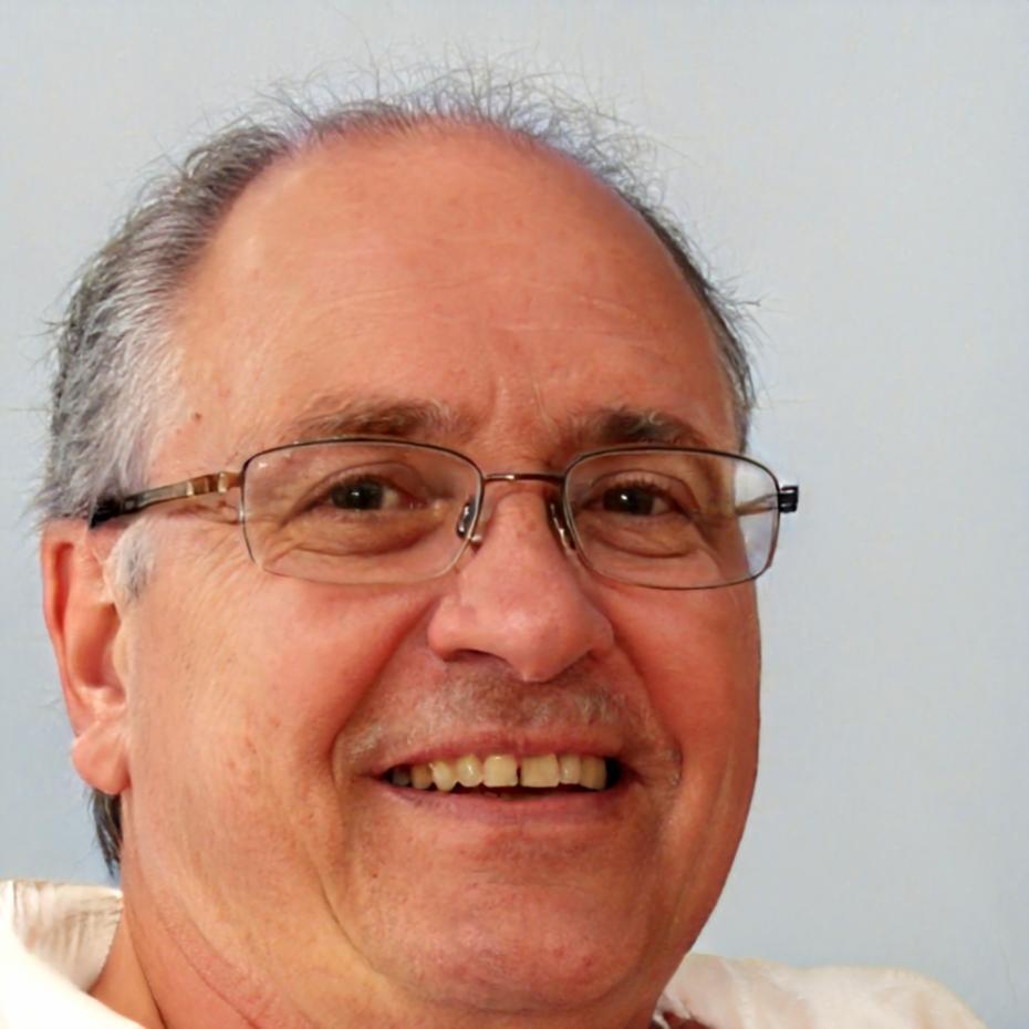 Retrato profesional de Enrique Domínguez, instructor de planificación financiera